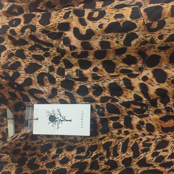 Sunday's cheetah print Short Sleeve Woven top-medium🆕 - Picture 3 of 6